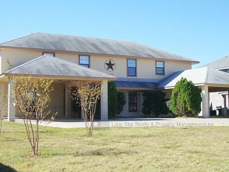 1100 Leslie Circle — Photo 1
