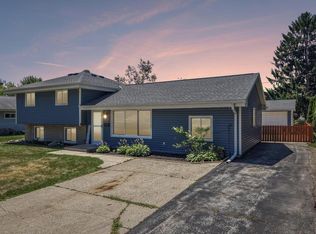 222 Millwood Ln, Waukesha, WI 53188