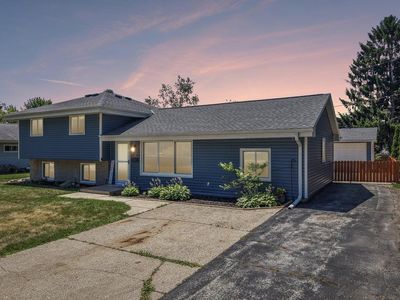 222 Millwood LANE, Waukesha, WI, 53188