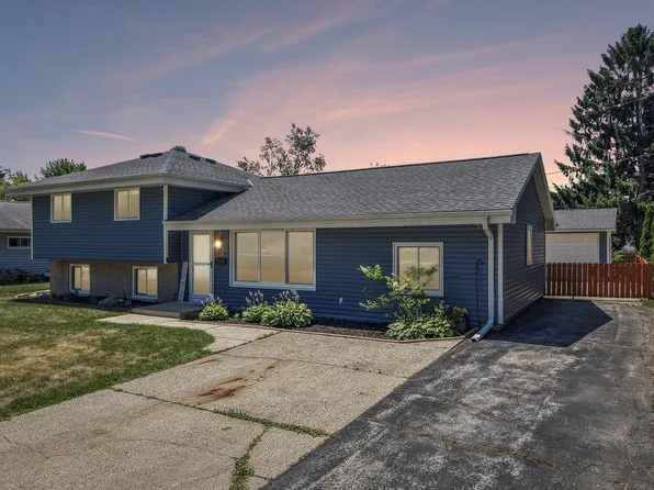 222 Millwood LANE, Waukesha, WI 53188