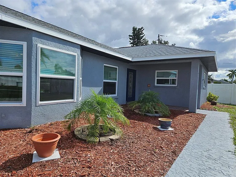 272 Malvern Dr — Photo 2
