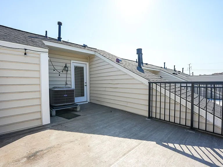 2608 S Kenmore Ct — Photo 22