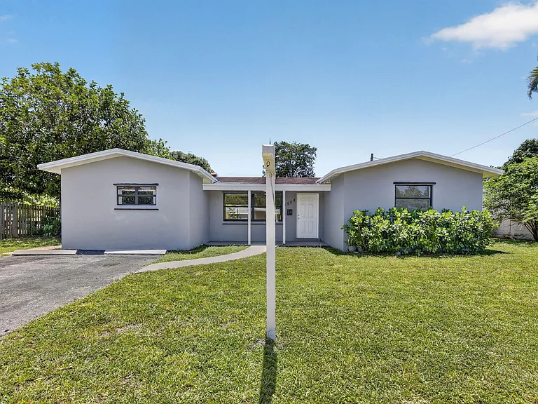 5804 NW 14th St — Photo 35