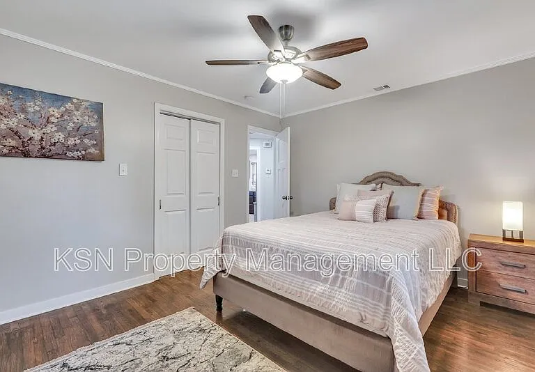 1305 E 32nd St — Photo 18