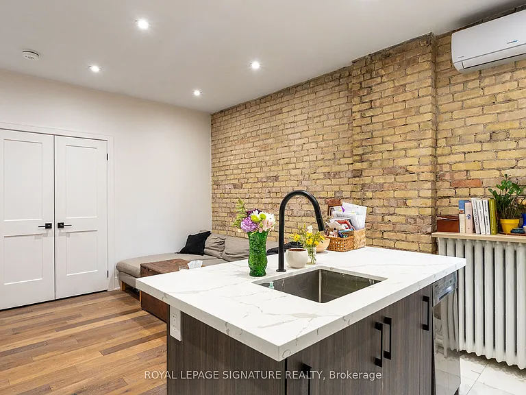 2090 Dundas St W #1A — Photo 8