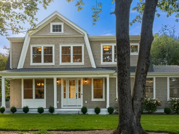 32 S Woodside Ave, Wellesley, MA 02482