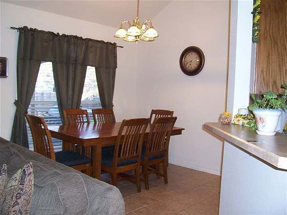 4th image of 3002 Red Oak Dr