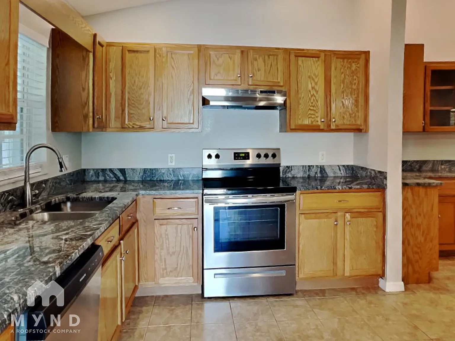 3 bed, 2.0 bath, 1308 sqft, $2,045 — Photo 3