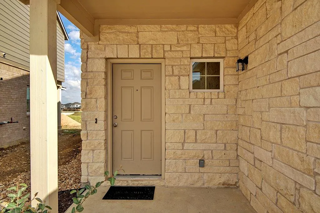 4 bed, 2.5 bath, 1593 sqft, $1,930 — Photo 3