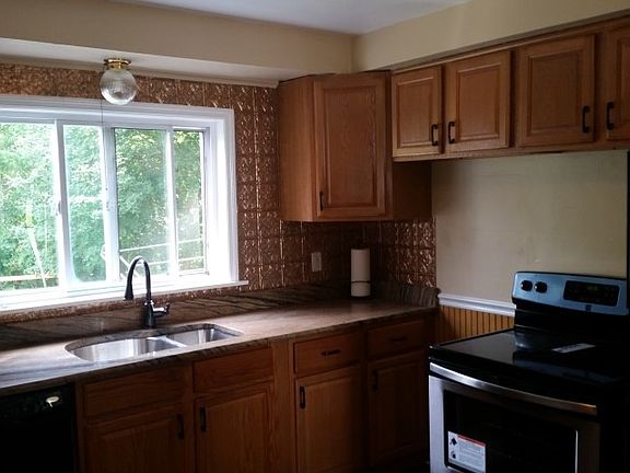 3rd image of 417 Torrance Ave