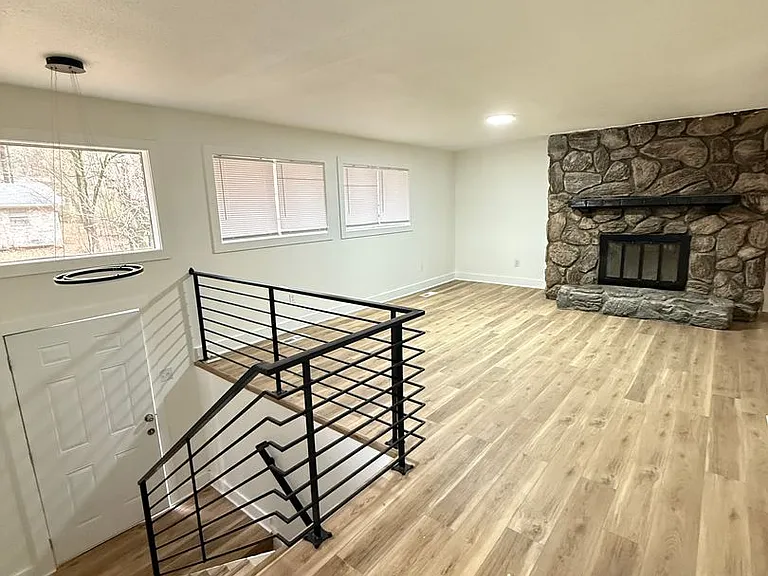 1501 Chris Dr — Photo 3