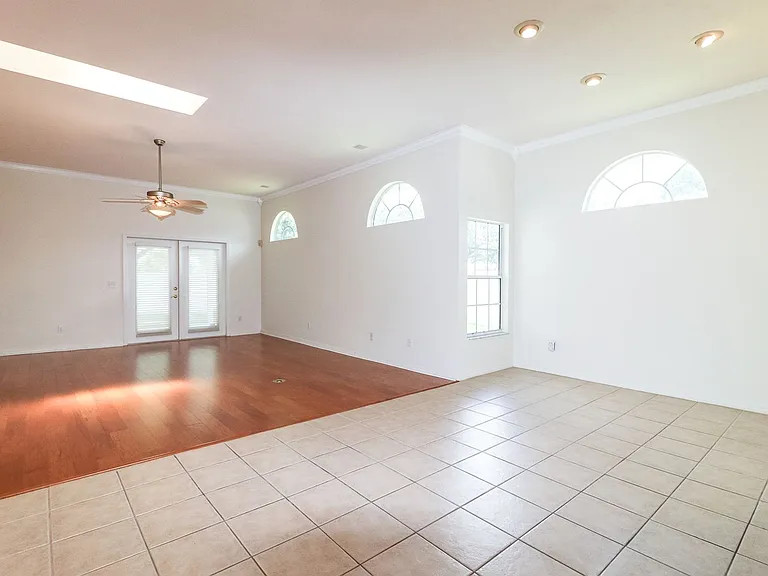 6202 NW 36th Dr — Photo 2