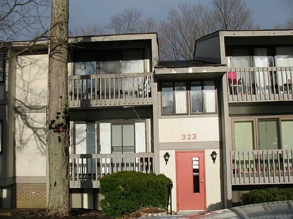 323 Ridge Point Cir APT 31, Bridgeville, PA 15017