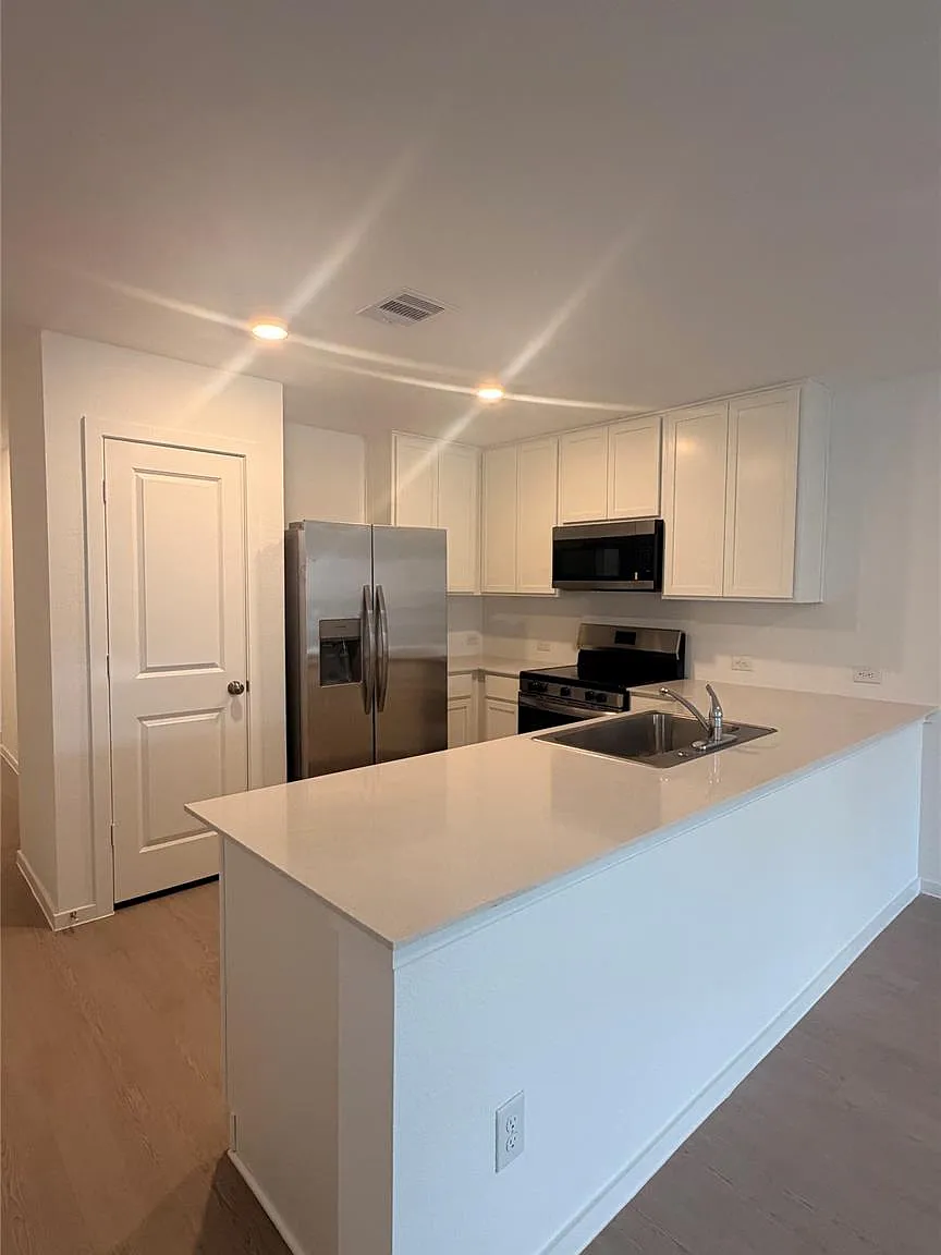 3 bed, 2.0 bath, 1409 sqft, $1,790 — Photo 3