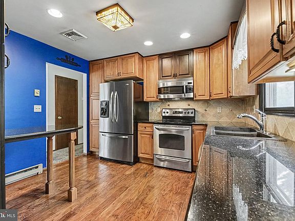 3rd image of 282 Bradley Cir