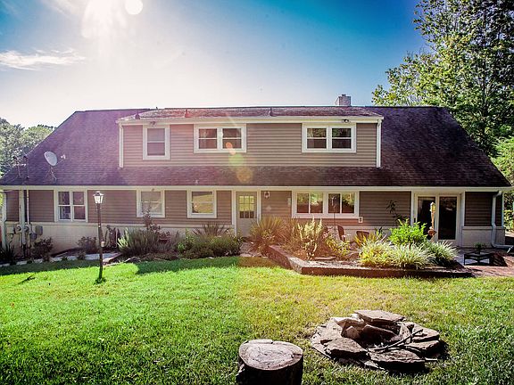 3rd image of 18 Long Crescent Dr