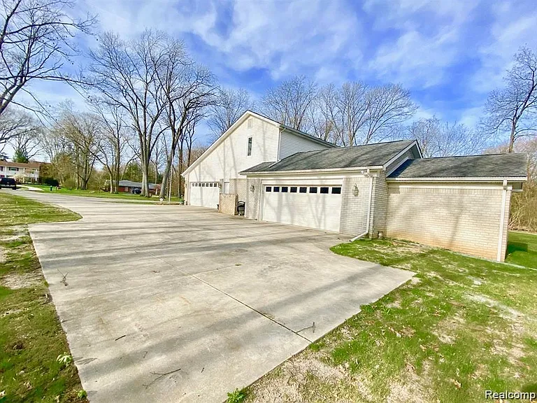 4077 Lincoln Dr — Photo 25