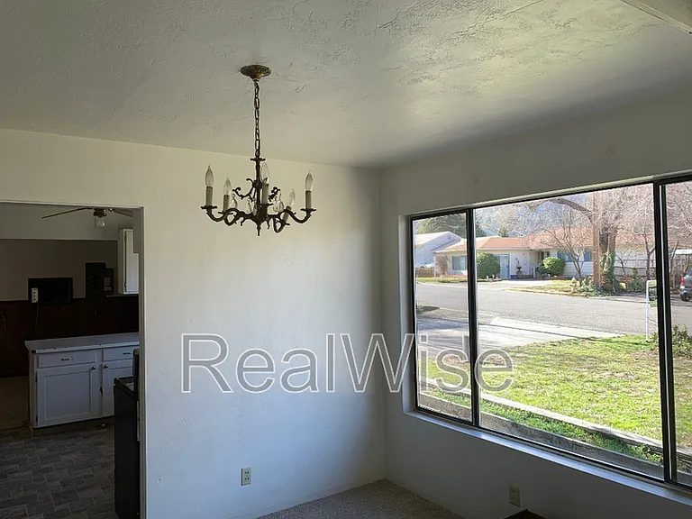 860 Glendale Ave — Photo 7