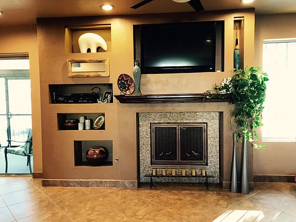 FAMILY ROOM - FIREPLACE