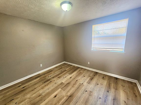 3rd image of 102 White Oak Drprattville