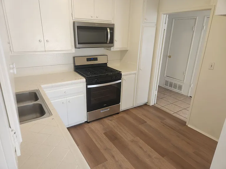 249-289 W Amber Ct — Photo 10