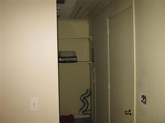 3rd image of 615 W Dresden St