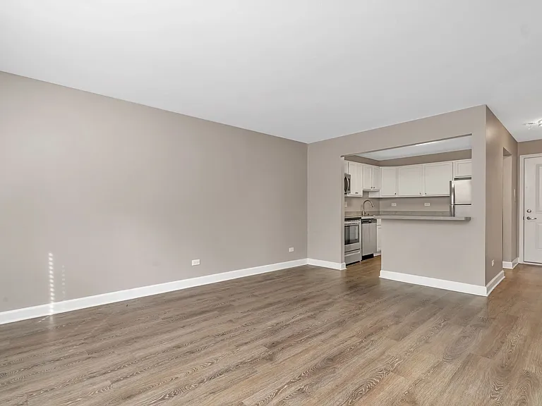 Lakeside Village Apartments — Photo 33