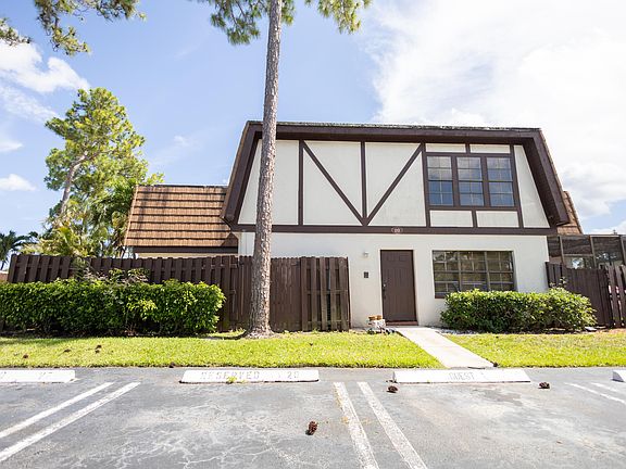2nd image of 110 Weybridge Cir APT A