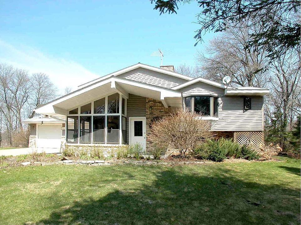 3 BR 2 BA Splint Entry (Bi-Level) Home.  Located on 7.1 acres.