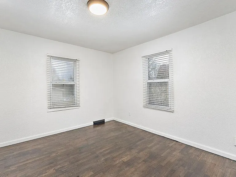 5400 NE 49th St — Photo 11