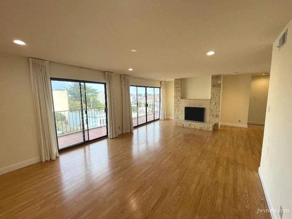 Top floor 2 bedroom apt with private deck, views, parking! — Photo 2