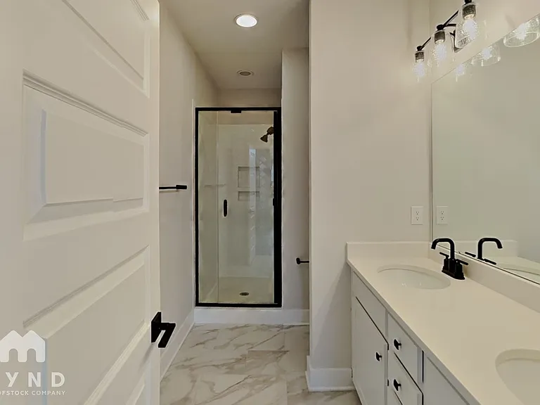 586 W End Dr — Photo 13