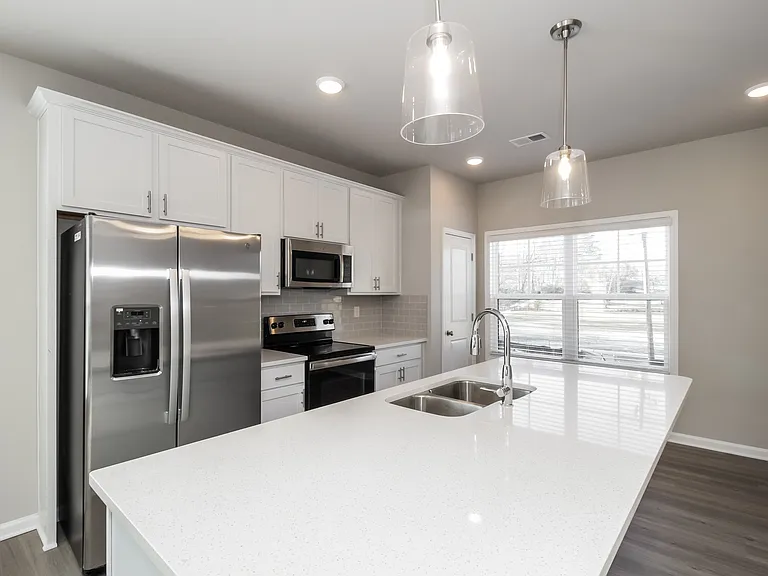 552 Elliston Pl — Photo 4