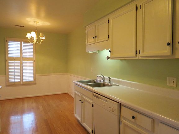 2nd image of 20 Arbor Ct