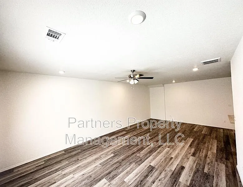 3 bed, 3.5 bath, 2000 sqft, $1,750 — Photo 4