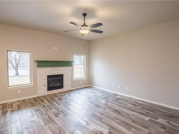 4th image of 3516 Lakeside Dr