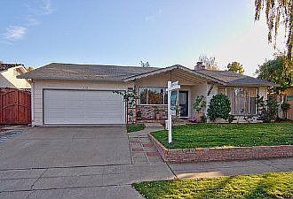 Exterior :: 578 Connemara Way