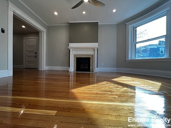3rd image of 11 Grovenor Rd APT 2