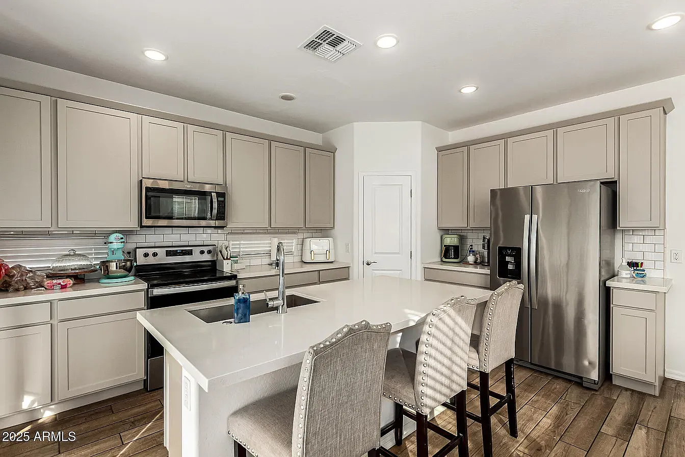 3 bed, 2051 sqft, $2,200 — Photo 4