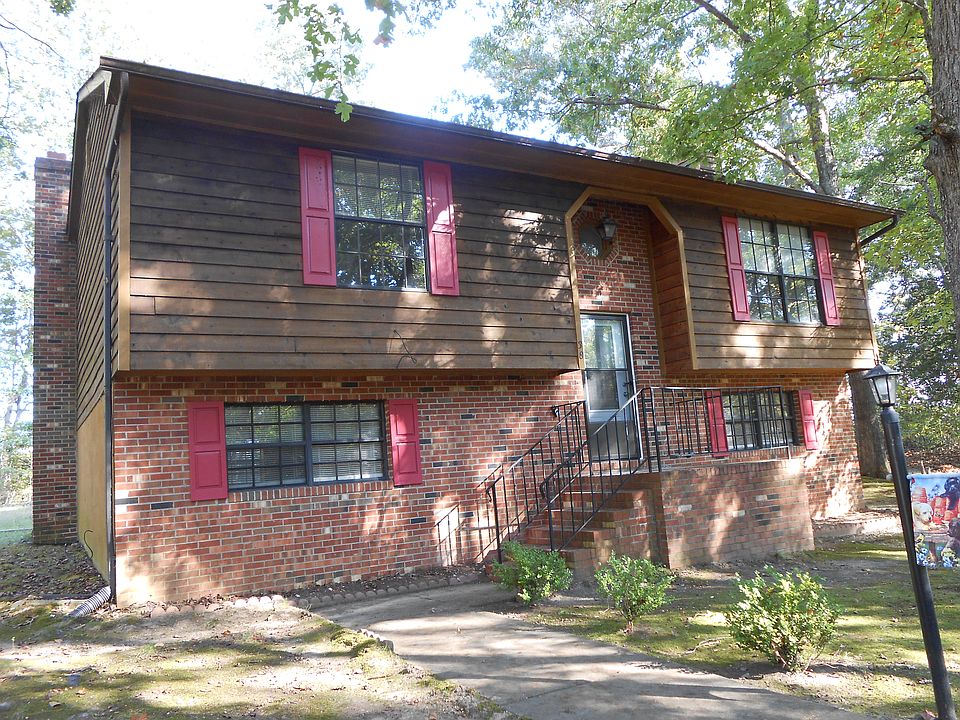 Attractive 2 story home in gated community