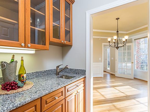 Butler's Pantry w/ Wet Bar