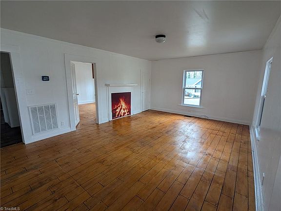 3rd image of 227 Cedarbrook Rd