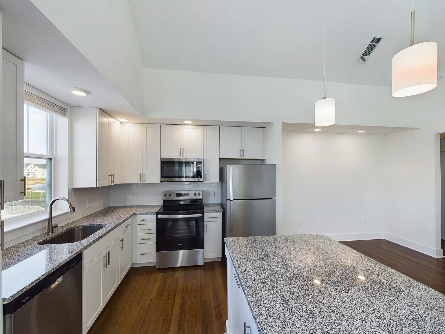 2 bed, 1180 sqft, $1,999 — Photo 4