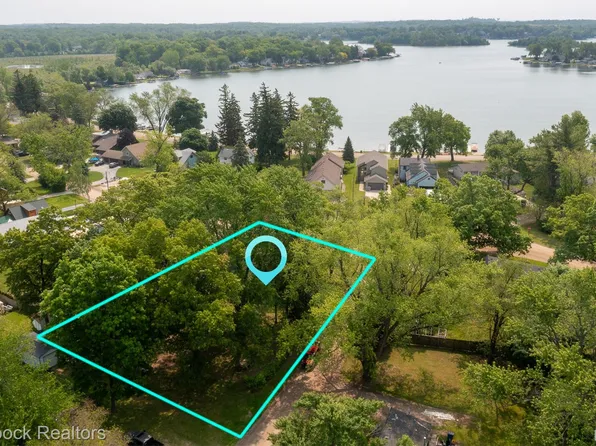 3201 Lester Dr, Highland, MI 48356