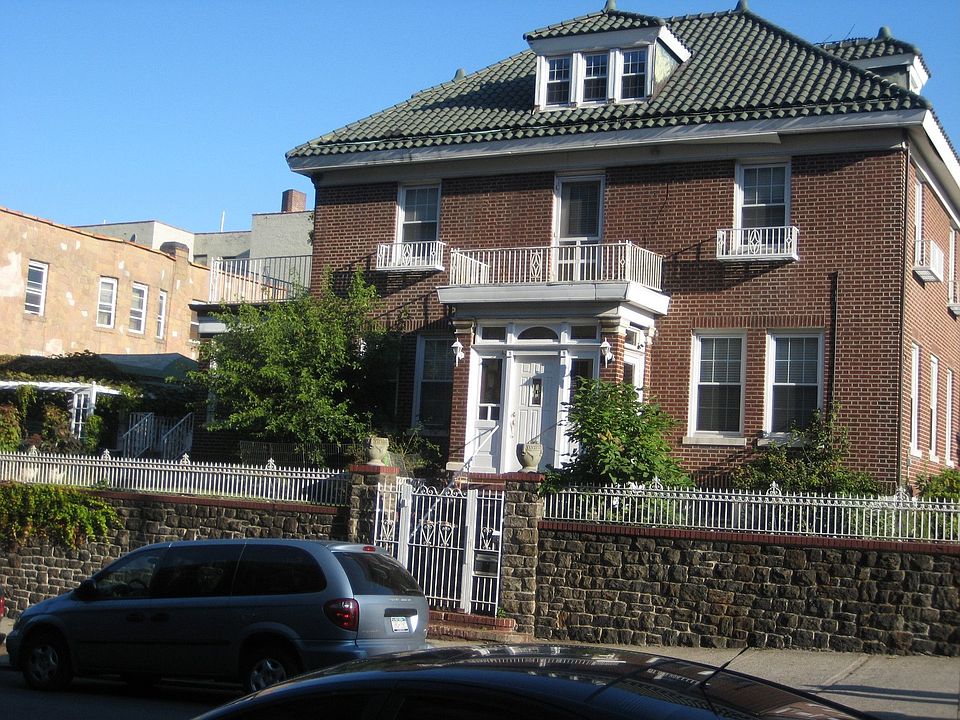 1st image of 141 W 195th St