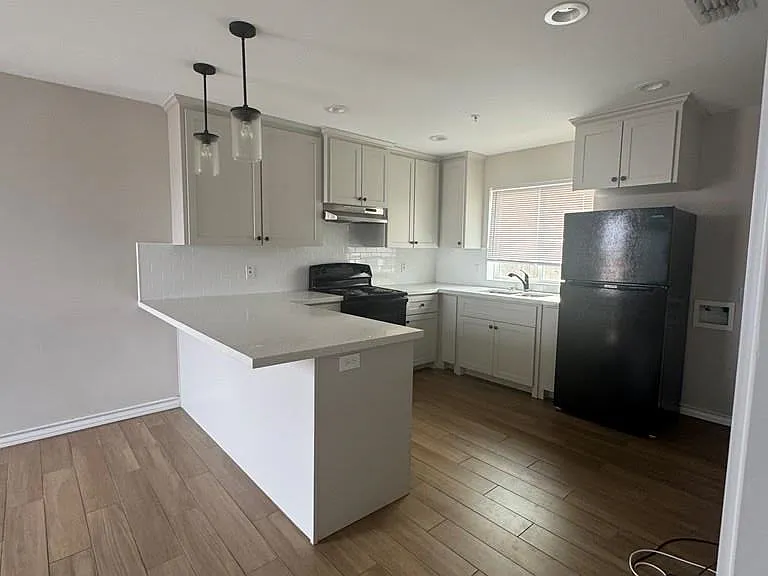 625 E Loop 499 — Photo 2