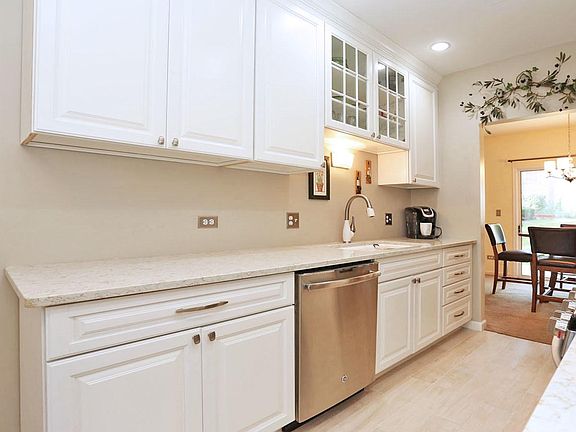 5th image of 589 W Parkside Dr