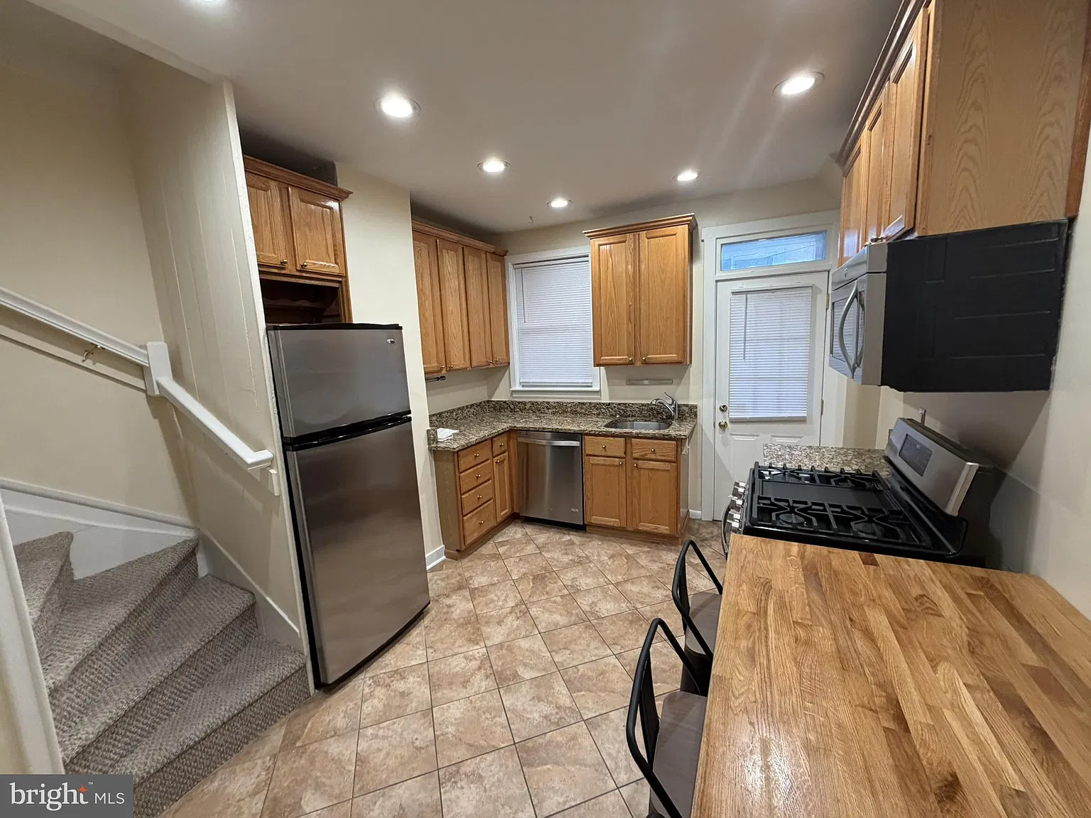 2 bed, 1.0 bath, 1170 sqft, $2,000 — Photo 3