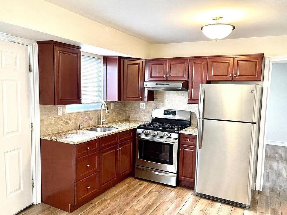 1st image of 638 Travis Ave Floor 1