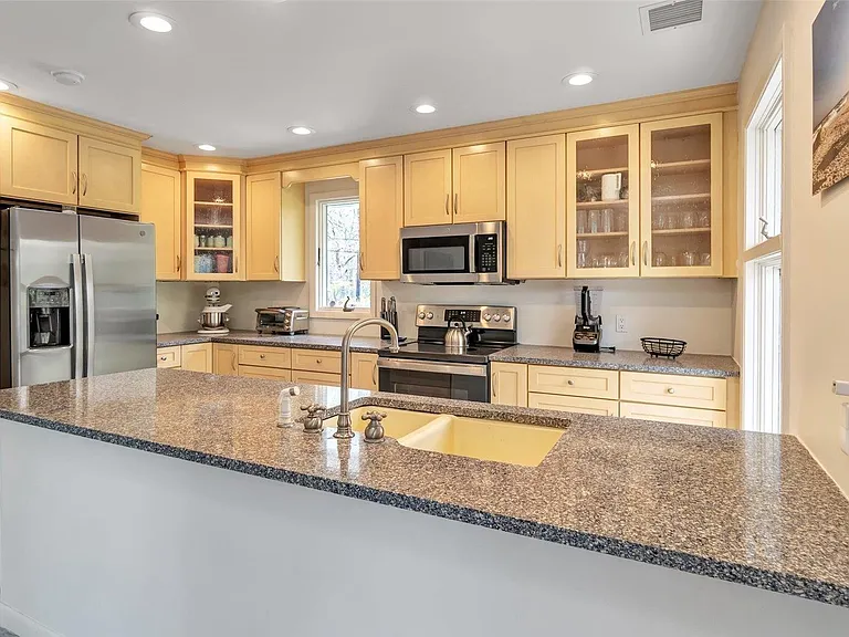 8 Coolidge Ln — Photo 11
